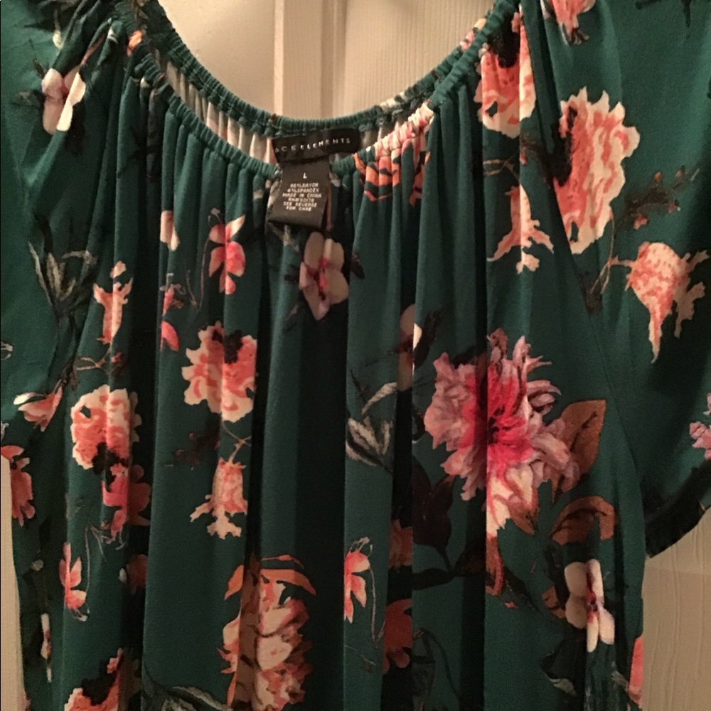 💚Grace Elements green top with flowers